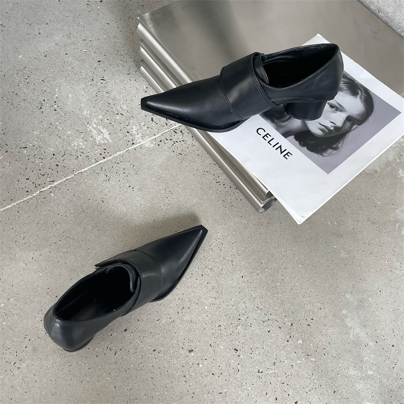 Pointed Toe in Black