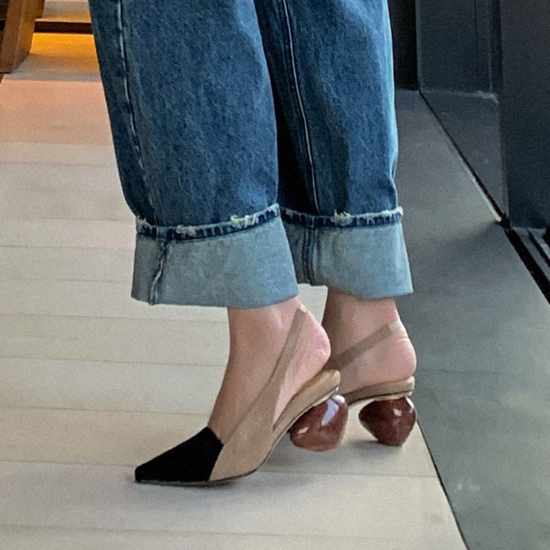 Court shoes